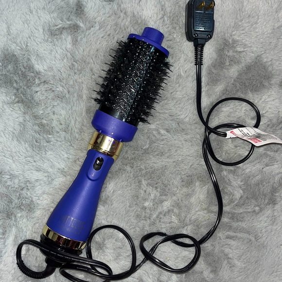 - •💆🏼♀️HOT TOOLS 2.8” BARREL BLOW OUT BRUSH 💆🏼♀️ - Picture 5 of 13